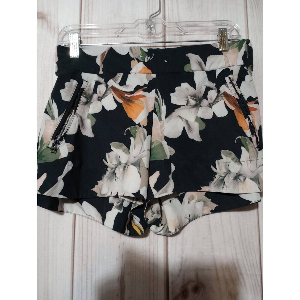Athleta Shorts Ladies 6 Black White Floral‎ Zipper Pockets Moisture Wicking